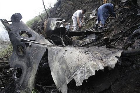 Αυξάνονται οι νεκροί από το αεροπορικό