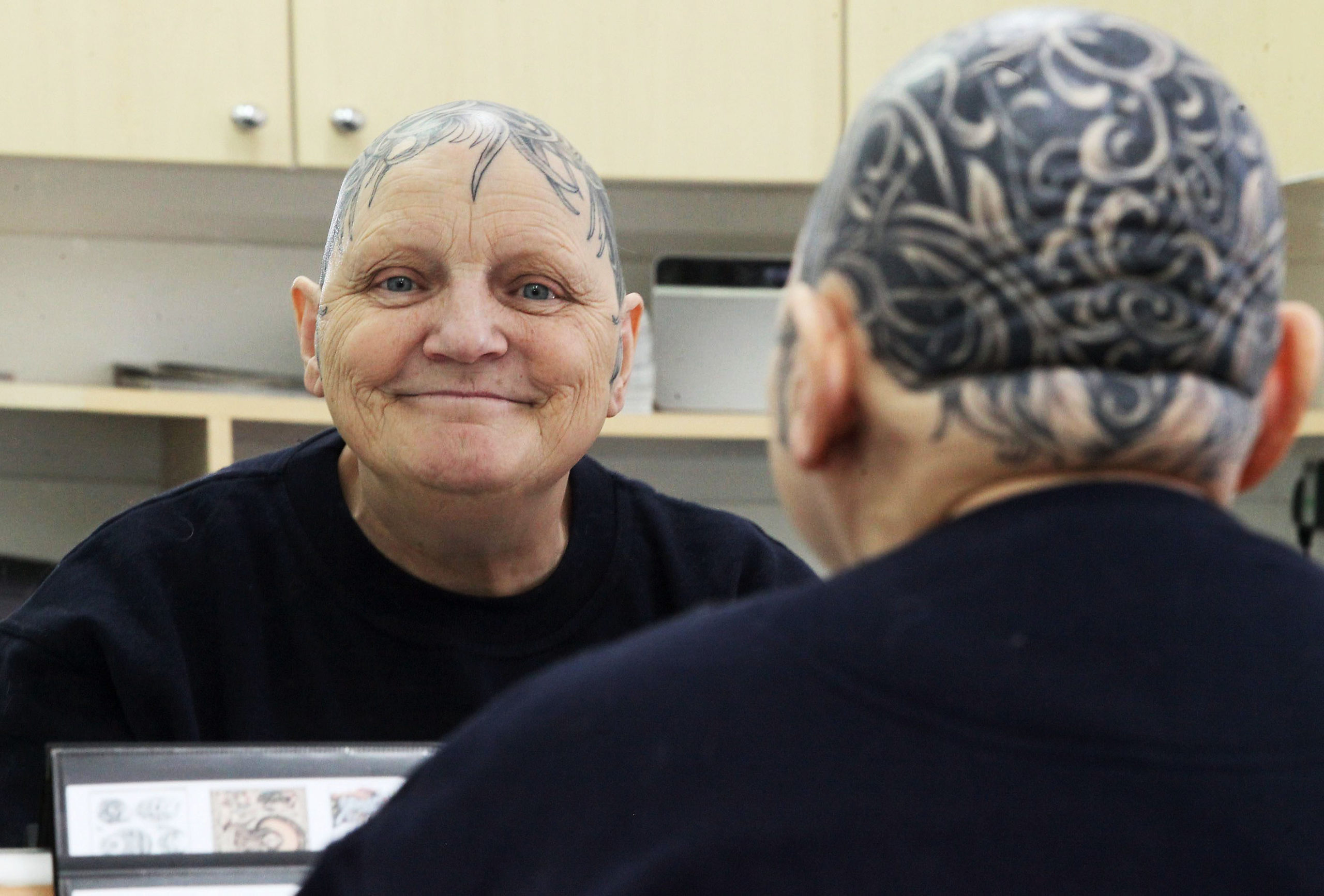 Τατουάζ στο κεφάλι έκανε 60χρονη