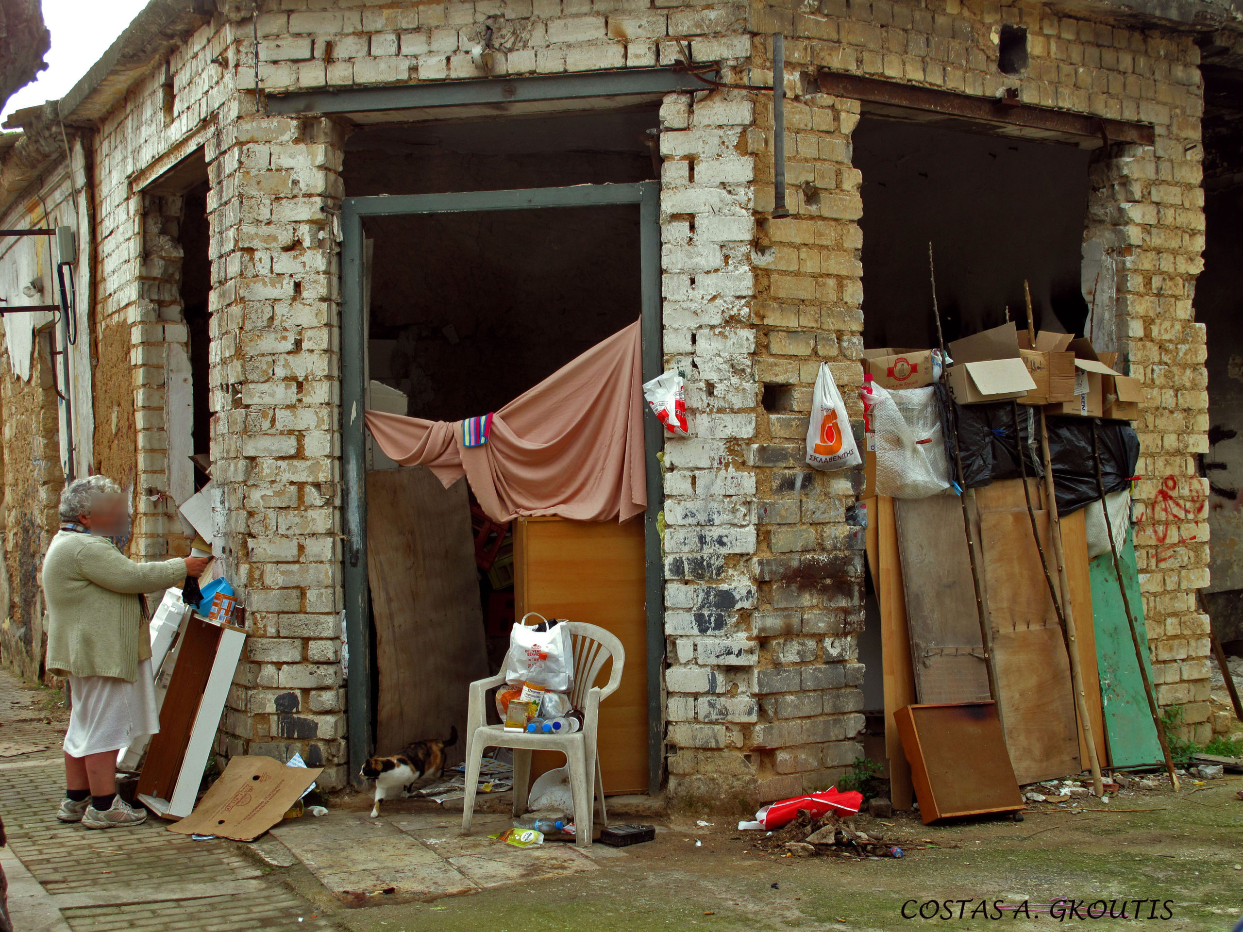 ΦΩΤΟ-Έτσι ζει ηλικιωμένη στη Ν.Φιλαδέλφεια