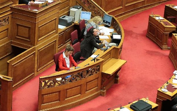 Υποχώρησε η κυβέρνηση για τους υπαλλήλους της Βουλής