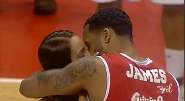 ΒΙΝΤΕΟ: Το πιο…παθιασμένο κάρφωμα στην ιστορία