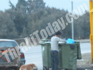 Ψάχνουν για φαγητό στα σκουπίδια