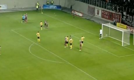 Tι έκανε με τον καφέ που του πέταξαν;