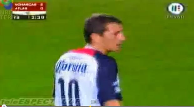 ΒΙΝΤΕΟ: Αλλού κοιτάει, αλλού πιάνει