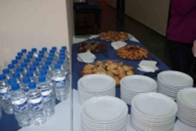 Γεύματα αγάπης από Δήμο και Αρχιεπισκοπή