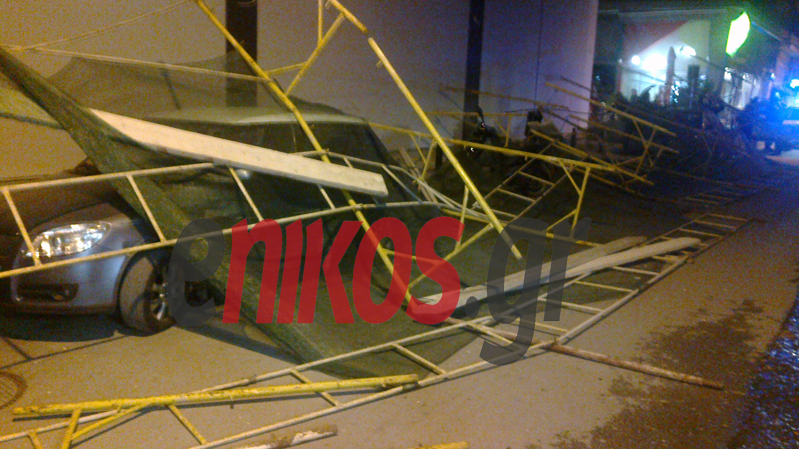 Σκαλωσιά έπεσε σε ΙΧ