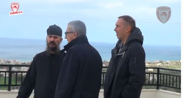 BINTEO:Ο παπάς που προσευχήθηκε για τον Ολυμπιακό