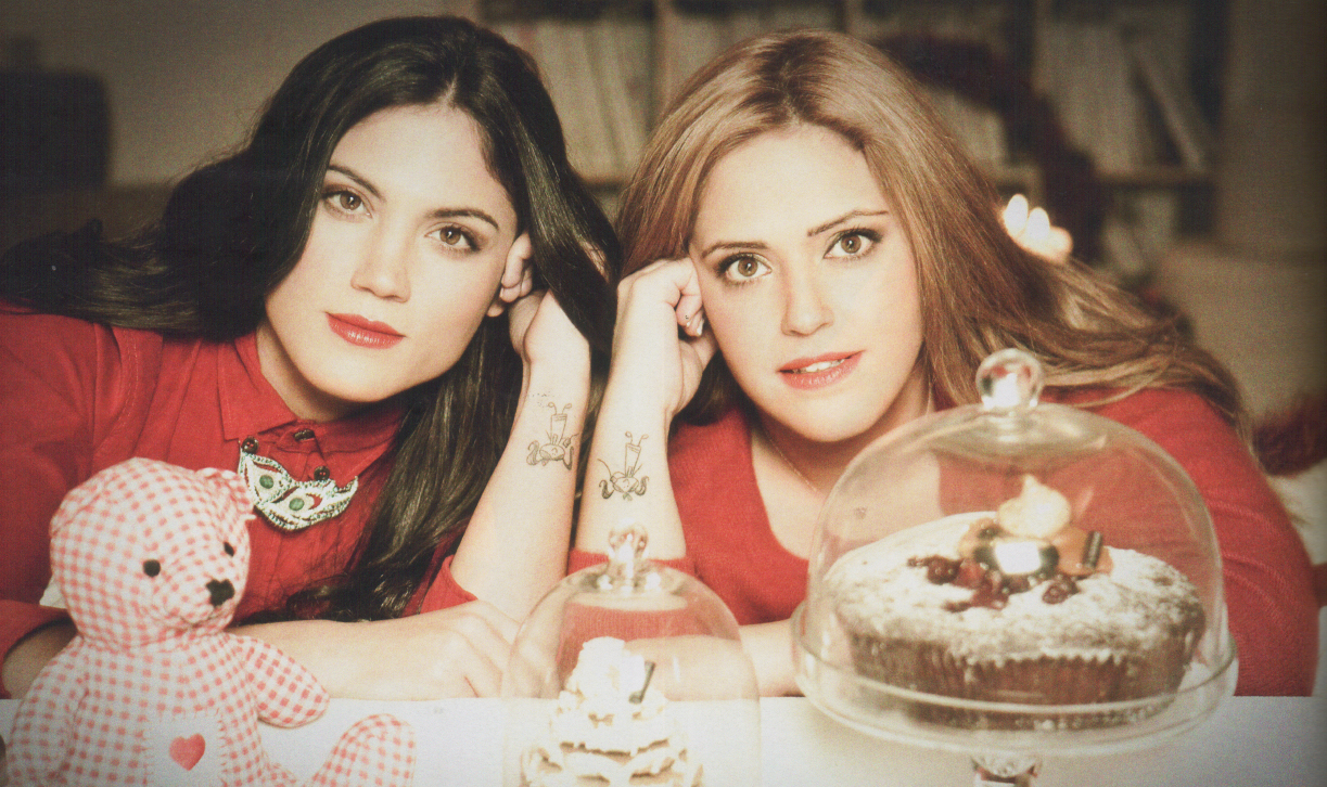 H Συνατσάκη με την αδερφή της