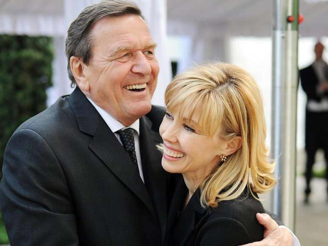 Στην πολιτική η σύζυγος του Σρέντερ