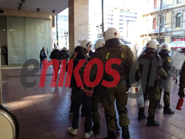 Τώρα: Προσαγωγή διαδηλωτή