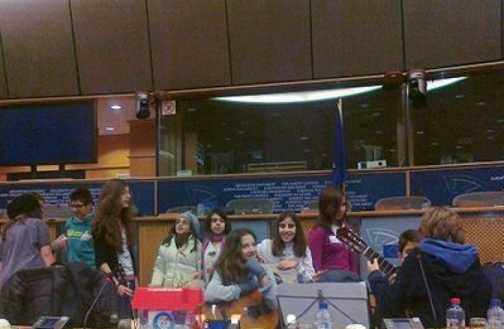 Είπαν τα κάλαντα στους Ευρωβουλευτές