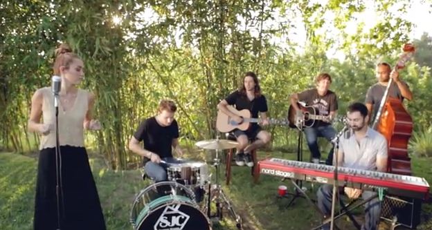 Η Cyrus τραγουδά “Jolene”