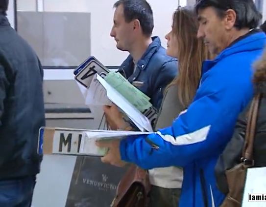 Ουρά και στη Λαμία για τις πινακίδες