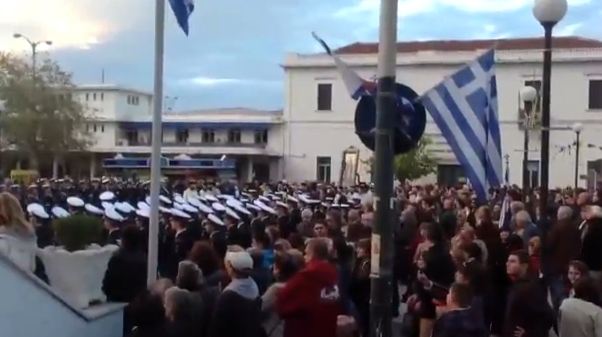 ΒΙΝΤΕΟ – Η περιφορά της εικόνας του Αγίου Νικολάου στον Πειραιά