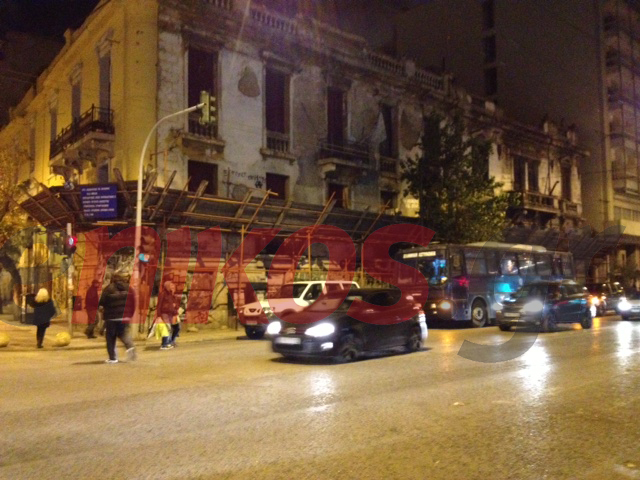 Φωτό-Τώρα έξω από τη “Βίλα Αμαλία”