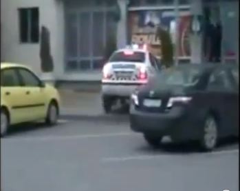 ΒΙΝΤΕΟ- “Αστυνόμε σου έπεσε το όπλο”