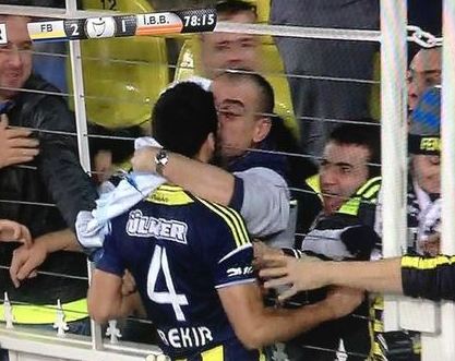 ΒΙΝΤΕΟ-Τον φίλησε στο στόμα ο φίλαθλος!