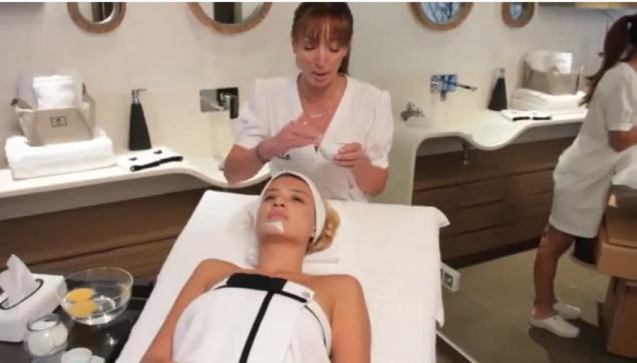 Η Φαίη κάνει καθαρισμό προσώπου