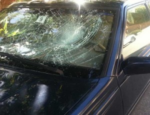 Πέταξε σκαμπό σε ΙΧ του ΣΥΡΙΖΑ