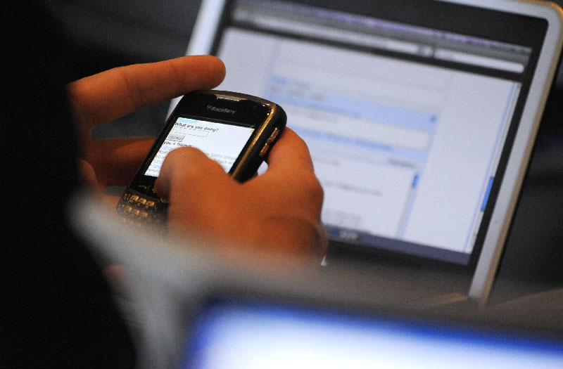 Έκλεψε το κινητό της και την εκβίαζε