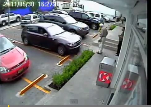 ΒΙΝΤΕΟ-Πάρκαρε μέσα στο σούπερ μάρκετ!