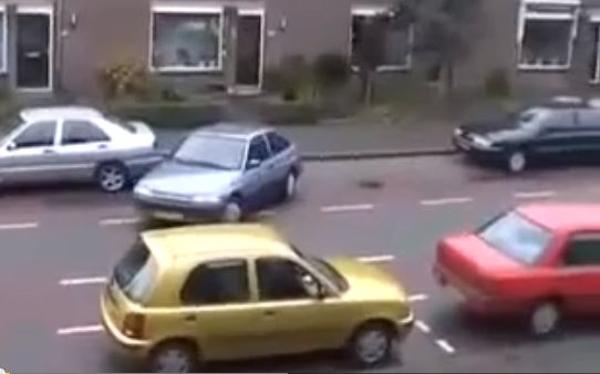 ΒΙΝΤΕΟ:Μία γυναίκα προσπαθεί να παρκάρει