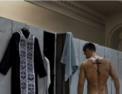 Ιερείς βγάζουν τα ράσα!