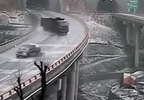 ΒΙΝΤΕΟ-Αυτοκίνητα κινούνται σε…πισίνα