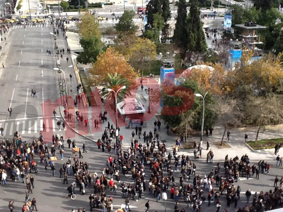 ΦΩΤΟ:Ολοκληρώθηκε η πορεία στο Σύνταγμα