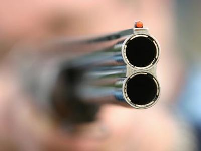 Τους «υποδέχτηκε» με καραμπίνα