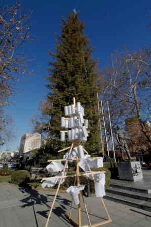Στήνουν χαρατσόδεντρο