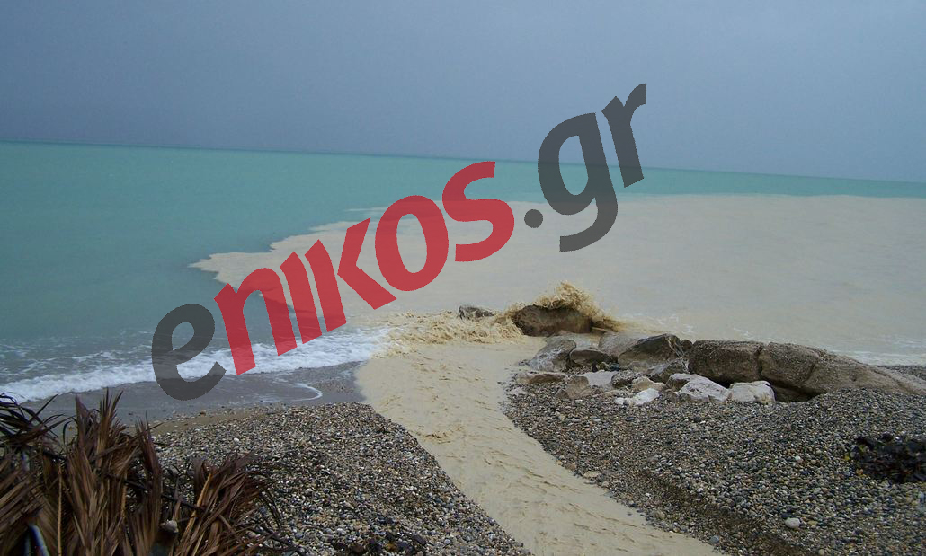 Φωτό-Τα νερά της βροχής στον Κορινθιακό