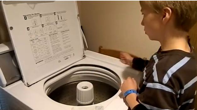 10χρονος παίζει.. με το πλυντήριο