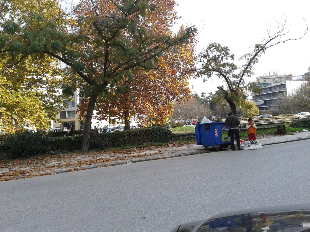 Ψάχνουν στα σκουπίδια
