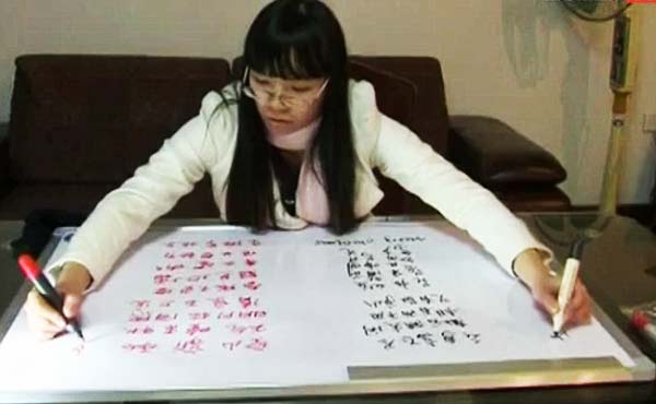 Γράφει ταυτόχρονα με τα δύο χέρια!