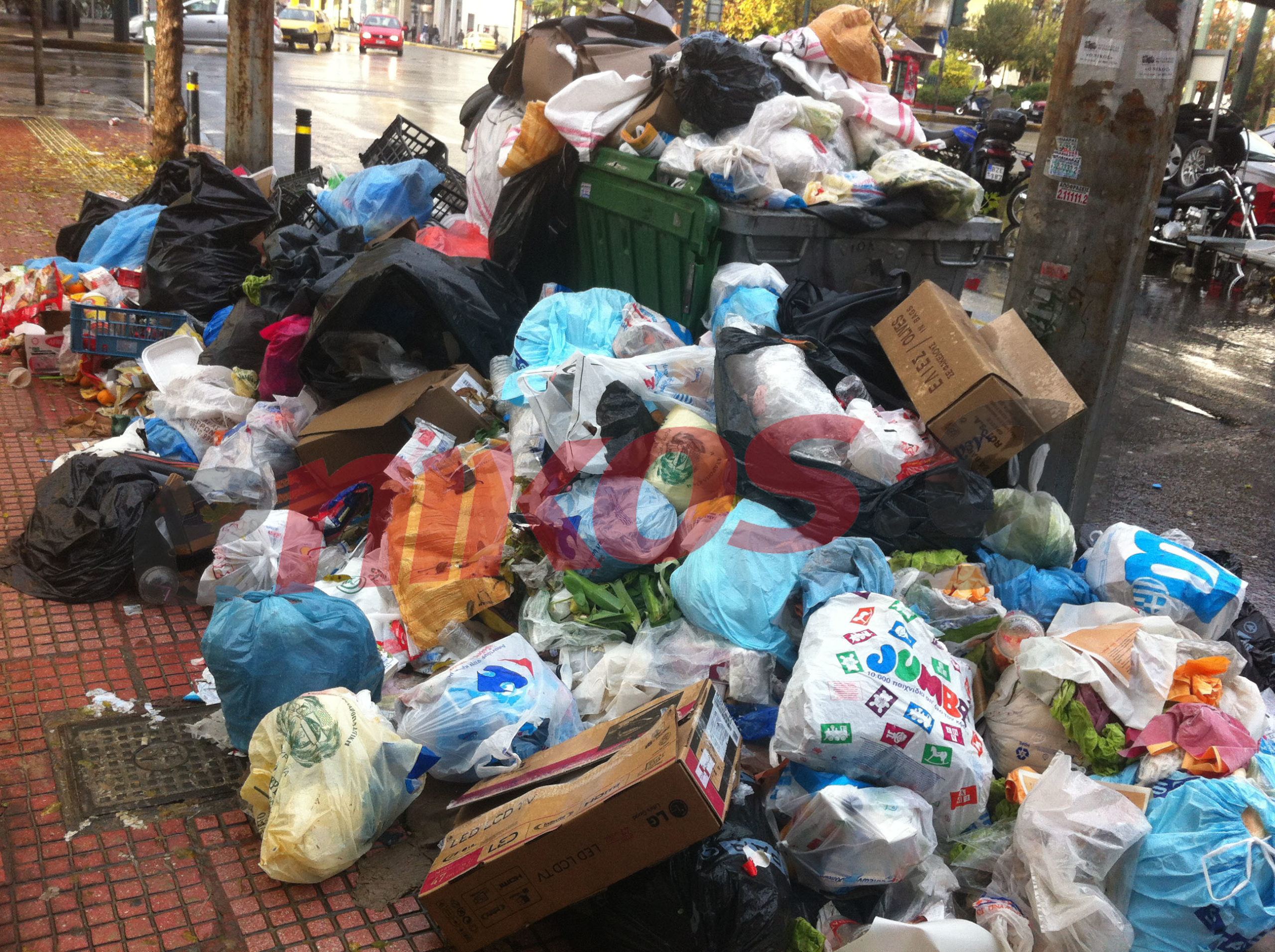 “Γιορτινά” σκουπίδια στο Μεταξουργείο