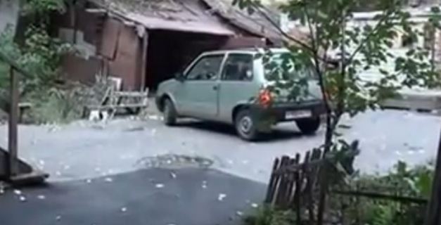 BINTEO:Κάποιος να την βοηθήσει να παρκάρει