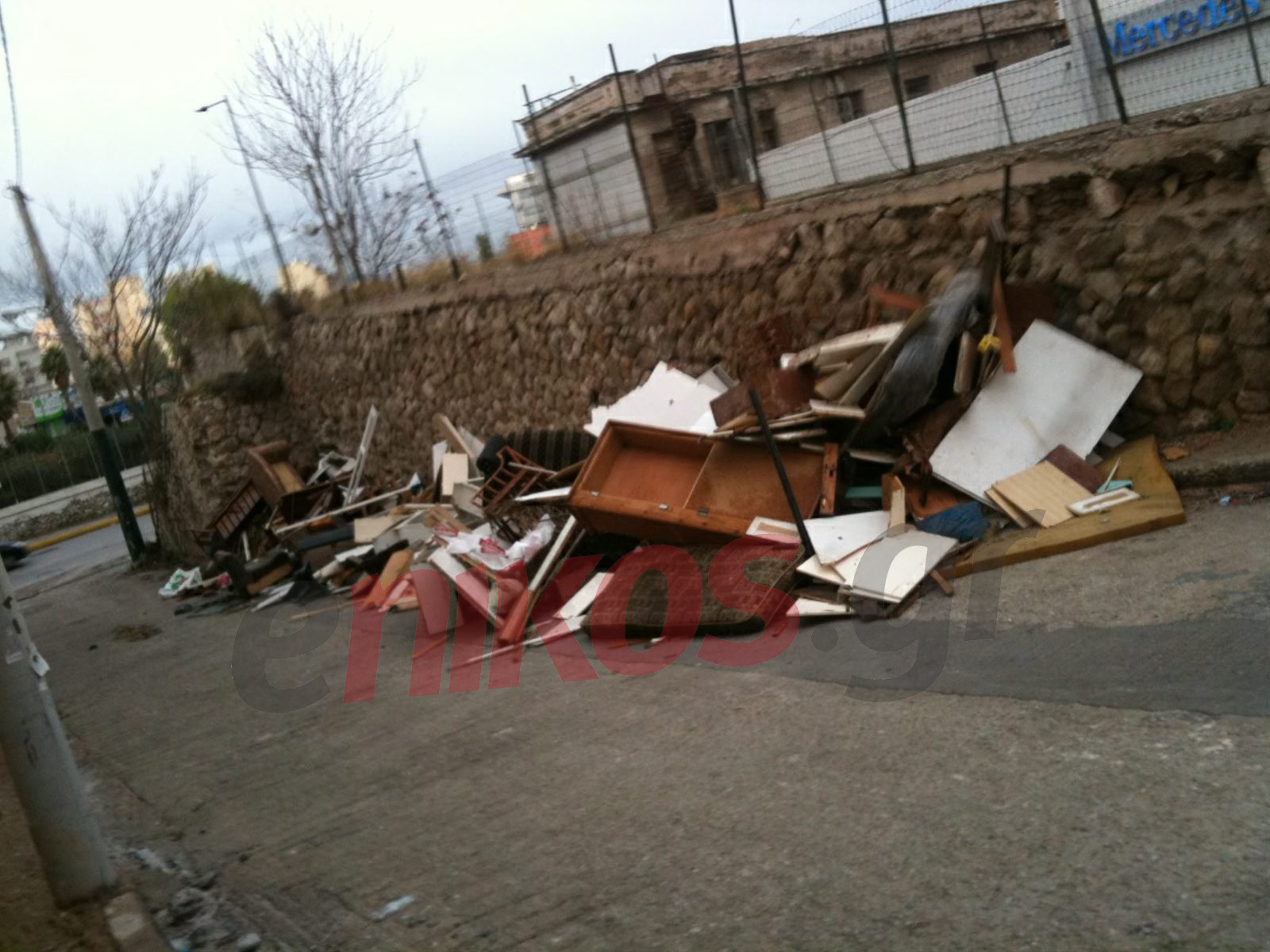 Χωματερή στο… κέντρο του Πειραιά