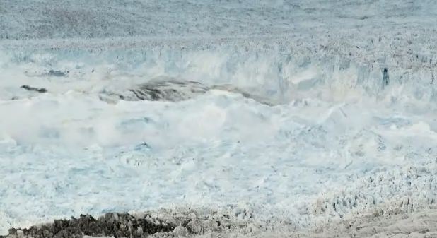 Βίντεο:Παγόβουνο γίνεται… κομμάτια!