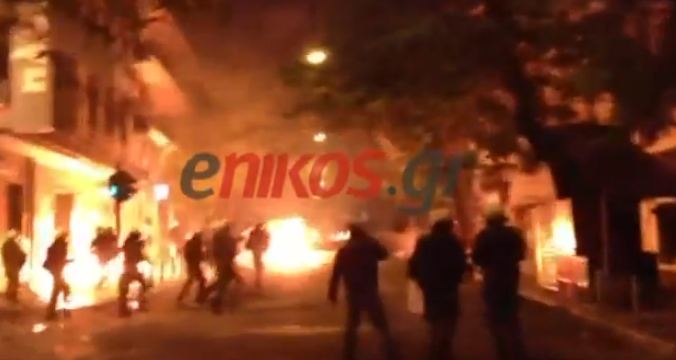 ΒΙΝΤΕΟ-Μολότοφ και δακρυγόνα στη Στουρνάρη