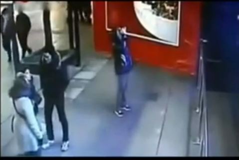 Έσπασε ενυδρείο με καρχαρίες