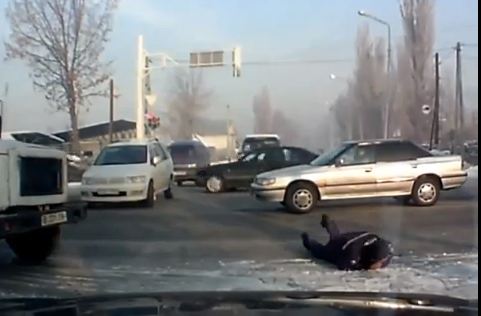 ΒΙΝΤΕΟ-Φορτηγό παρασύρει αστυνομικό