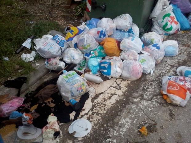 «Έβρεξε» σκουπίδια στην Πάτρα