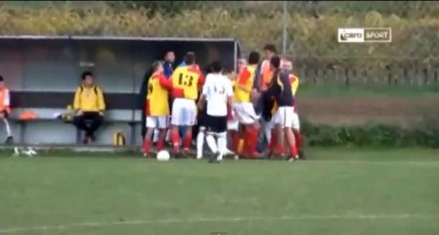 BINTEO-Προπονητής κάνει τάκλιν σε ποδοσφαιριστή