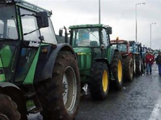 Παρατάσσουν τα τρακτέρ στους δρόμους