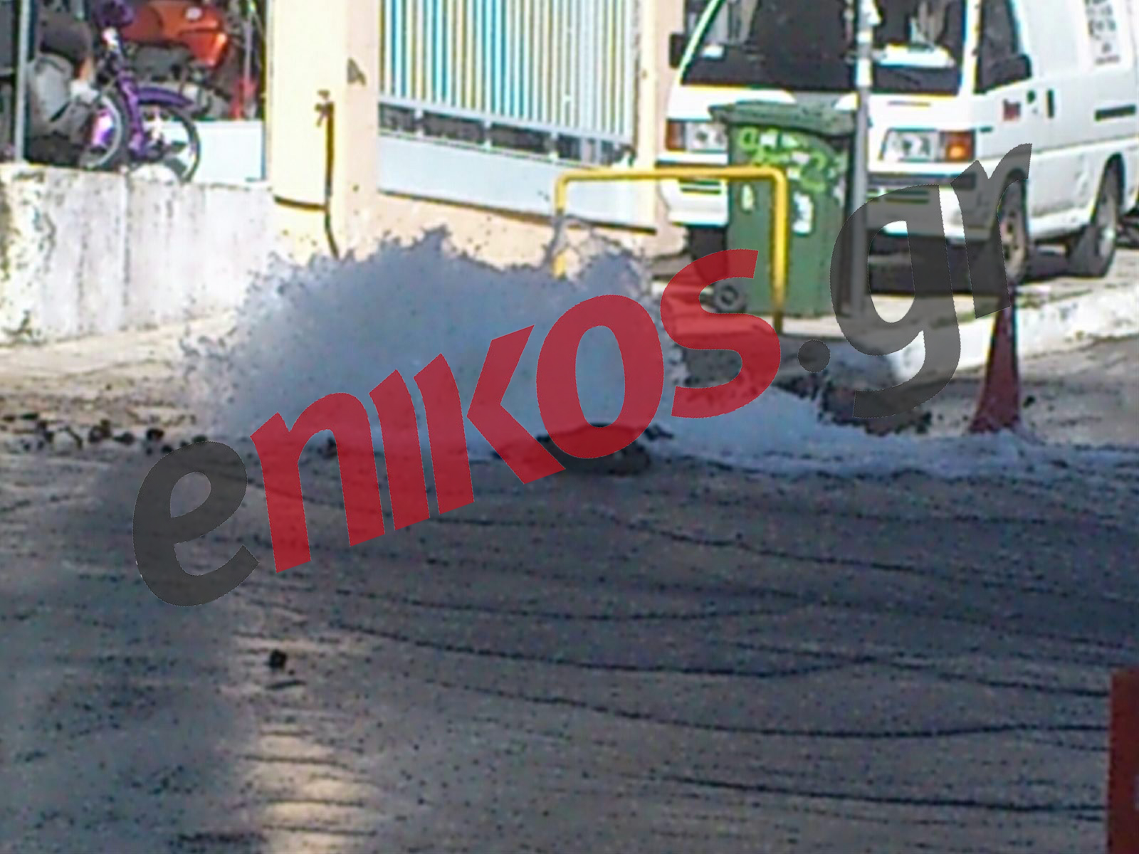 ΦΩΤΟ-Έσπασαν αγωγό νερού στον Κορυδαλλό