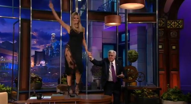 Η Κλουμ χόρεψε επάνω στο τραπέζι