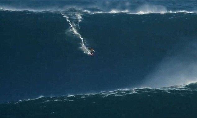 Σέρφερ «δάμασε» κύμα 30 μέτρων