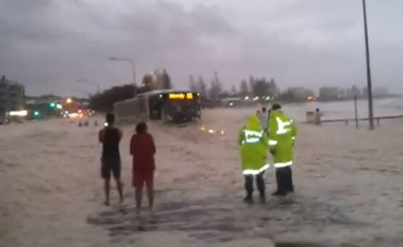 ΒΙΝΤΕΟ-Πόλη “πνίγηκε” στον αφρό!
