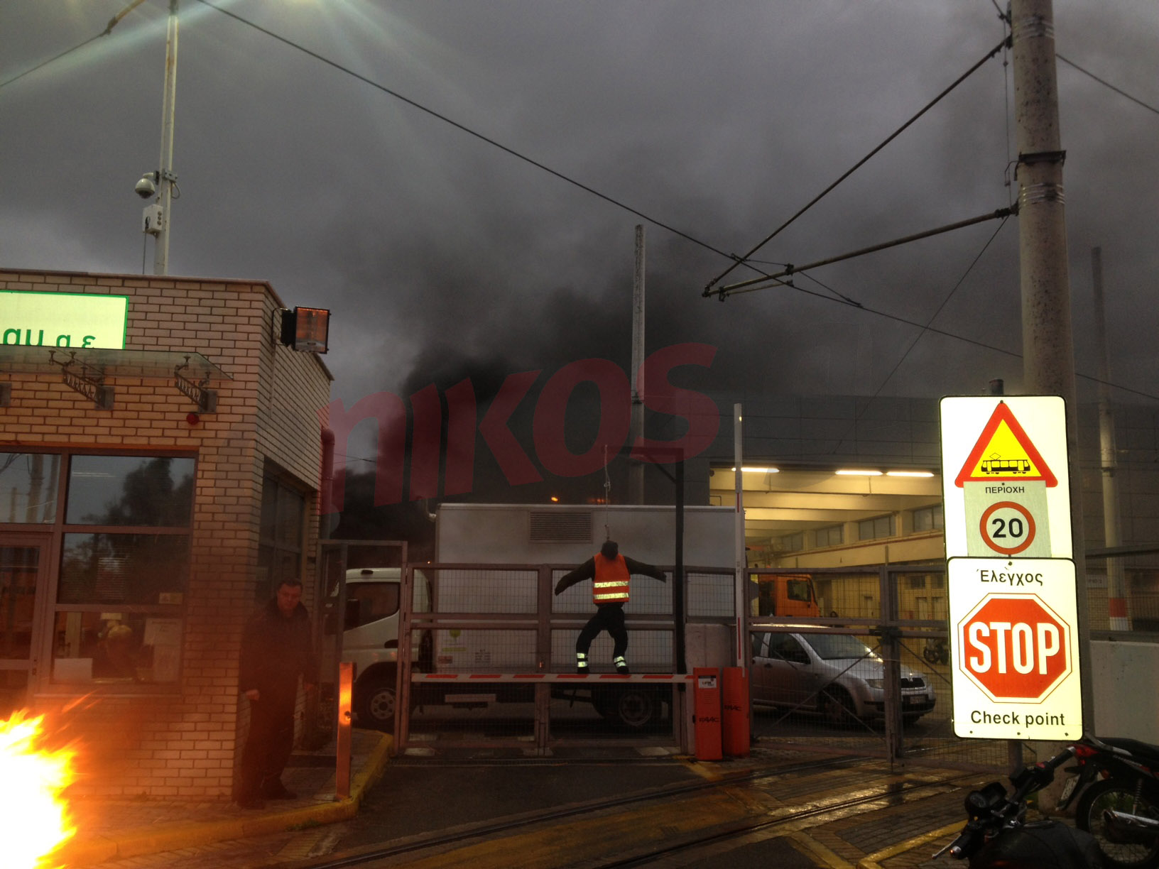 ΦΩΤΟ – ‘Άναψαν φωτιά στο αμαξοστάσιο για να ζεσταθούν